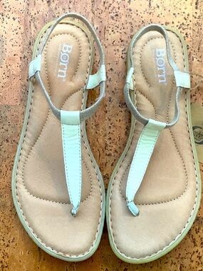 Born NWT Women's Cream T-Strap Leather Sandals